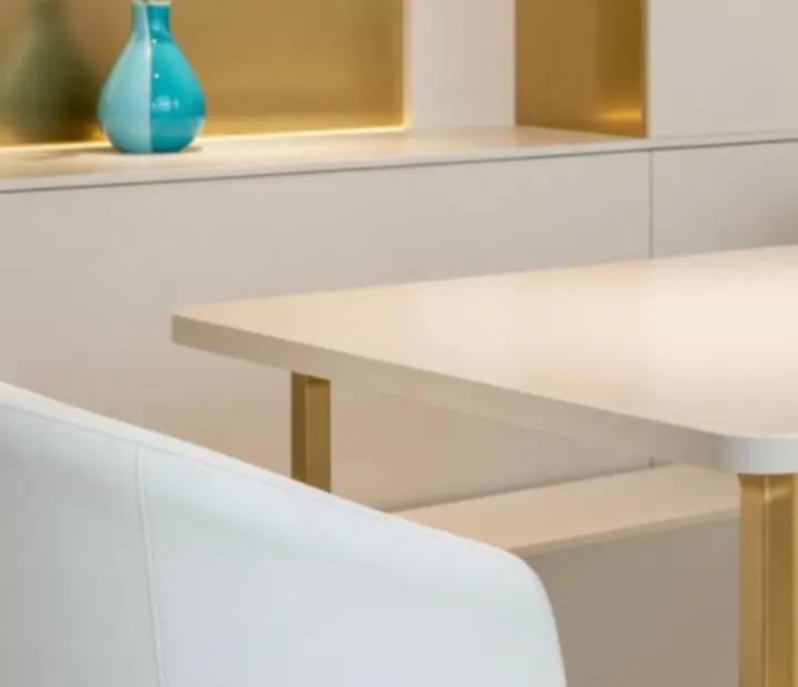 Detalji modernog interijera restorana Croatia Royal u svijetlim tonovima s tirkiznim naglascima i zlatnim elementima
